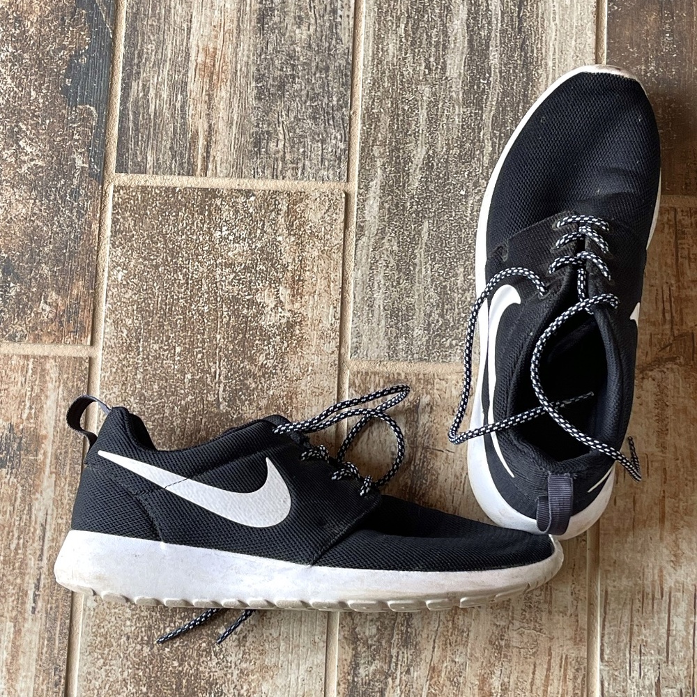 Nike Rosche Shoes- Womens